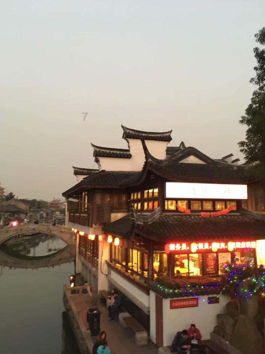 你觉得作为一个演员，运气和努力哪个更重要？